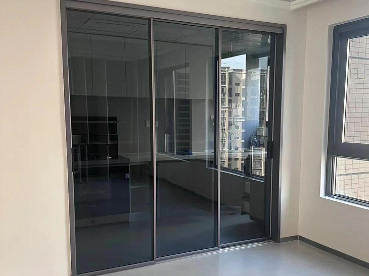 阳台选铝合金玻璃推拉门，能让客厅通透明亮？