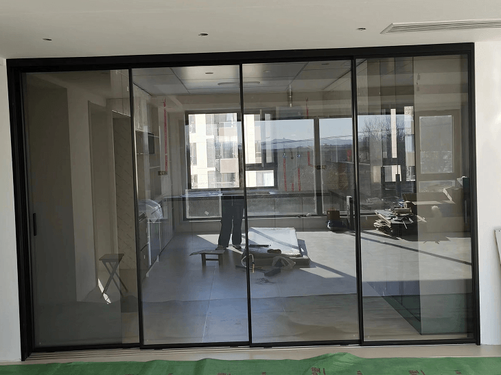 铝合金玻璃推拉门在商业空间中的广泛应用及效果展示