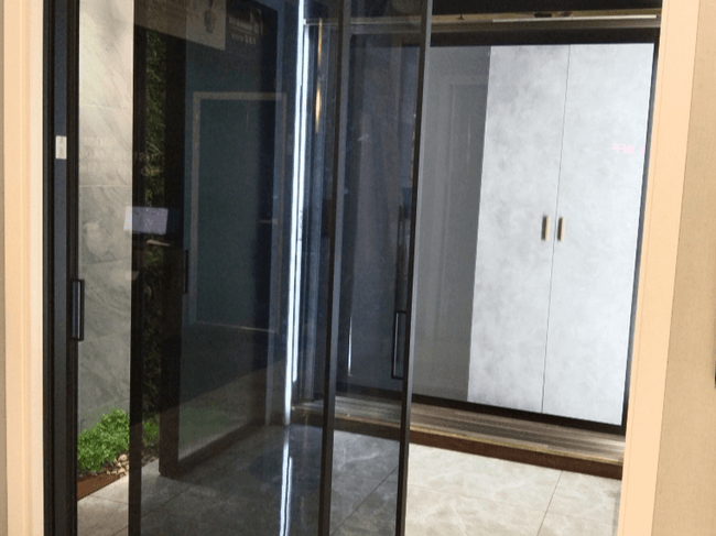 家美莱门窗厂家带您了解如何选择客厅铝合金玻璃推拉门？